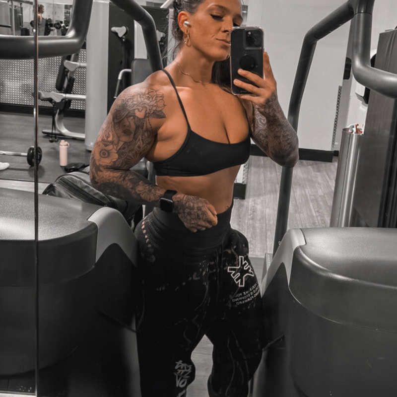 tattoo woma wearing bleach pseudo force sweatpants at gym