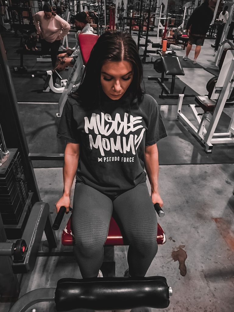 MUSCLE MOMMY GRAY TEE - FUCK UP