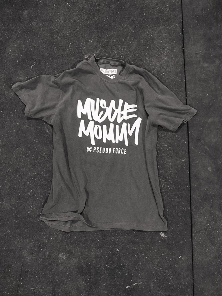 MUSCLE MOMMY GRAY TEE
